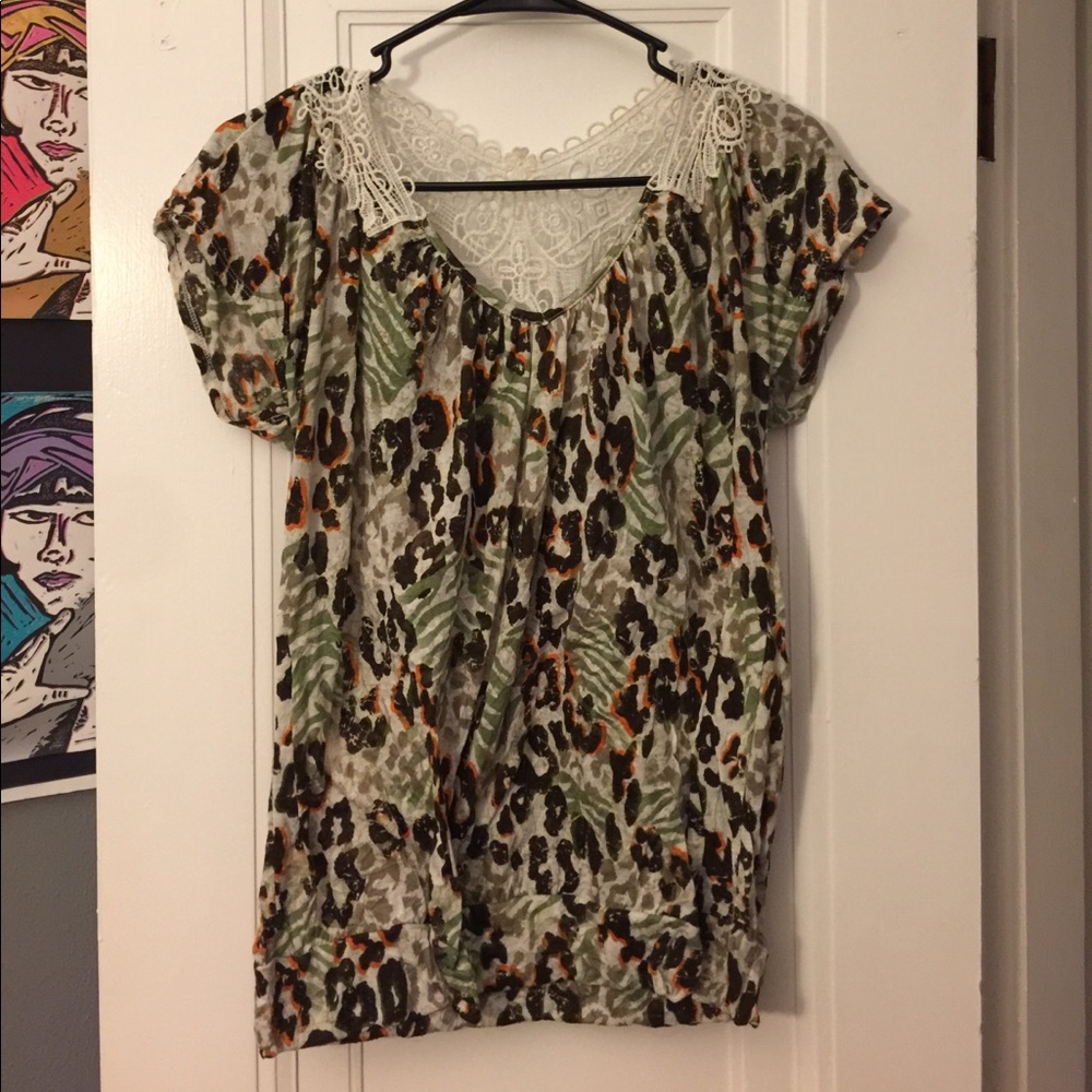 Patterned shirt with crochet back