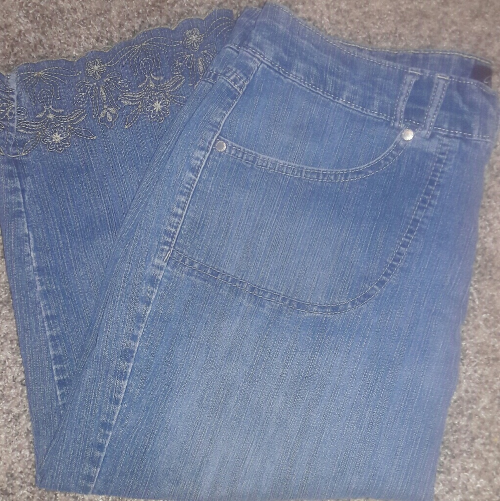 Cute denim capris!