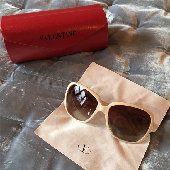 BRAND NEW IN CASE Valentino Sunglasses - Picture 1 of 5