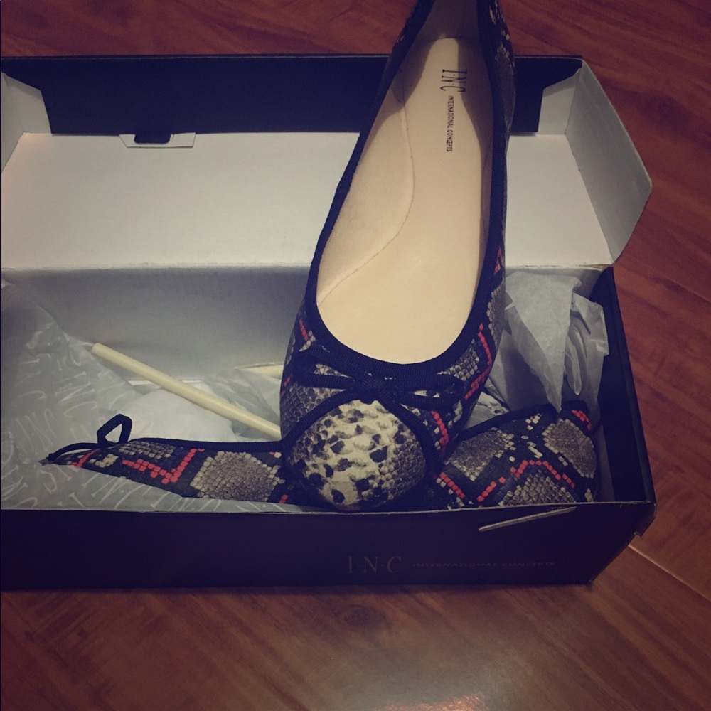 Never worn INC flats