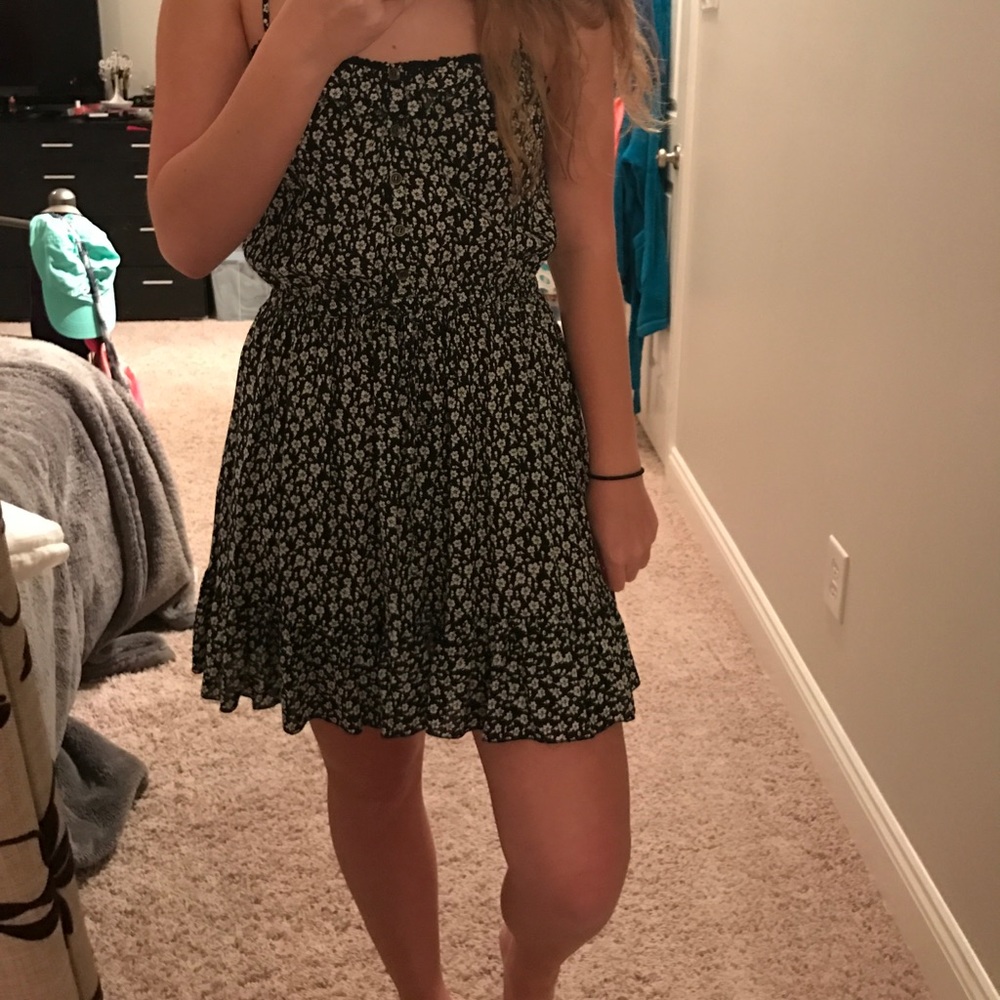 cute black and white sundress!