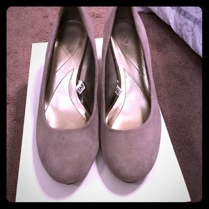 Grey suede small wedges