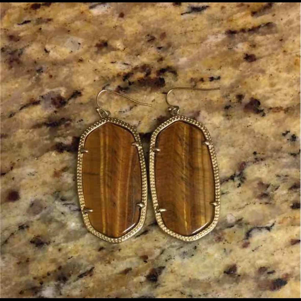 SOLD ‼️ Kendra Scott Danielle earrings
