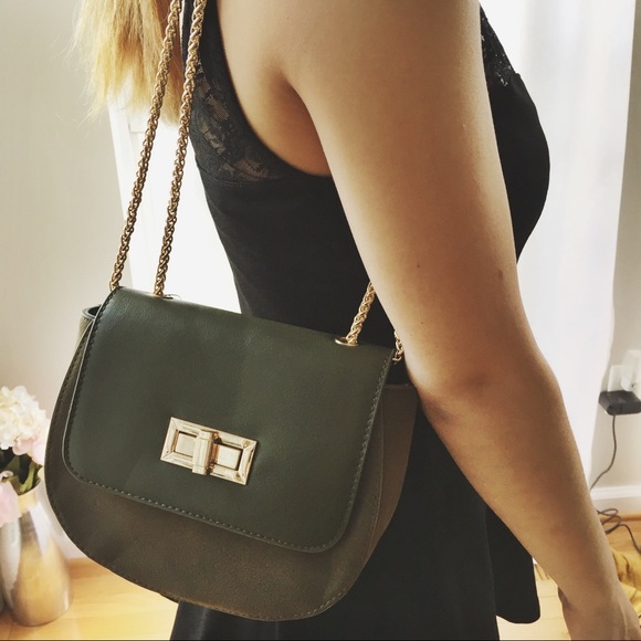 Cute cross-body purse with gold chain straps - Picture 6 of 8