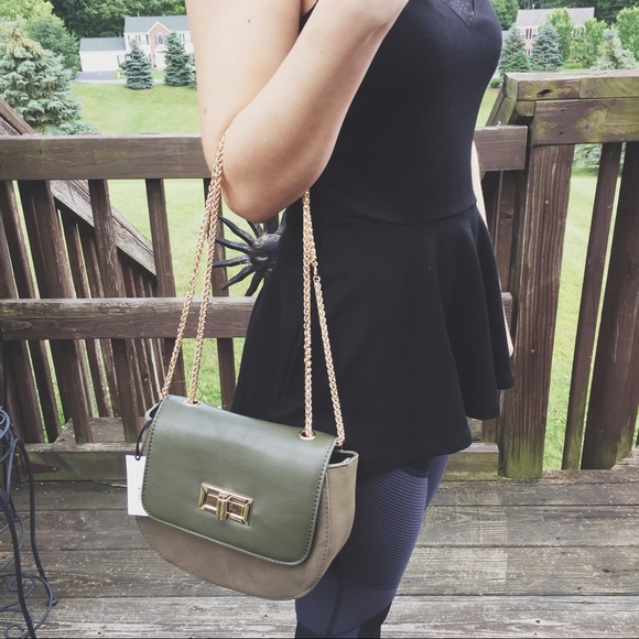 Cute cross-body purse with gold chain straps - Picture 8 of 8