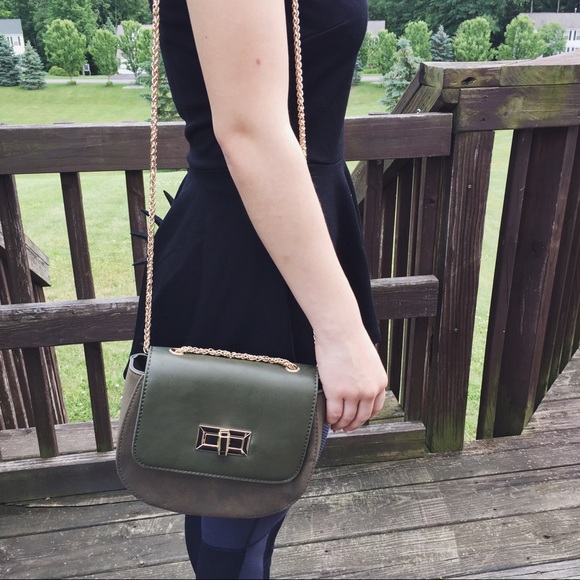 Cute cross-body purse with gold chain straps - Picture 7 of 8