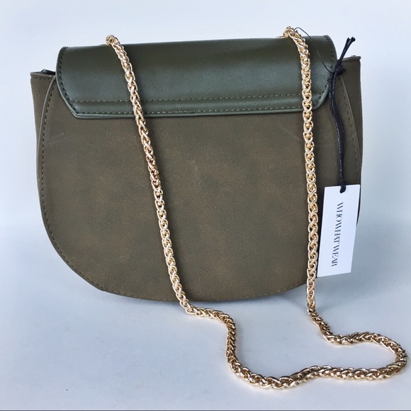 Cute cross-body purse with gold chain straps - Picture 2 of 8