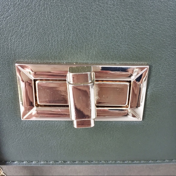 Cute cross-body purse with gold chain straps - Picture 5 of 8