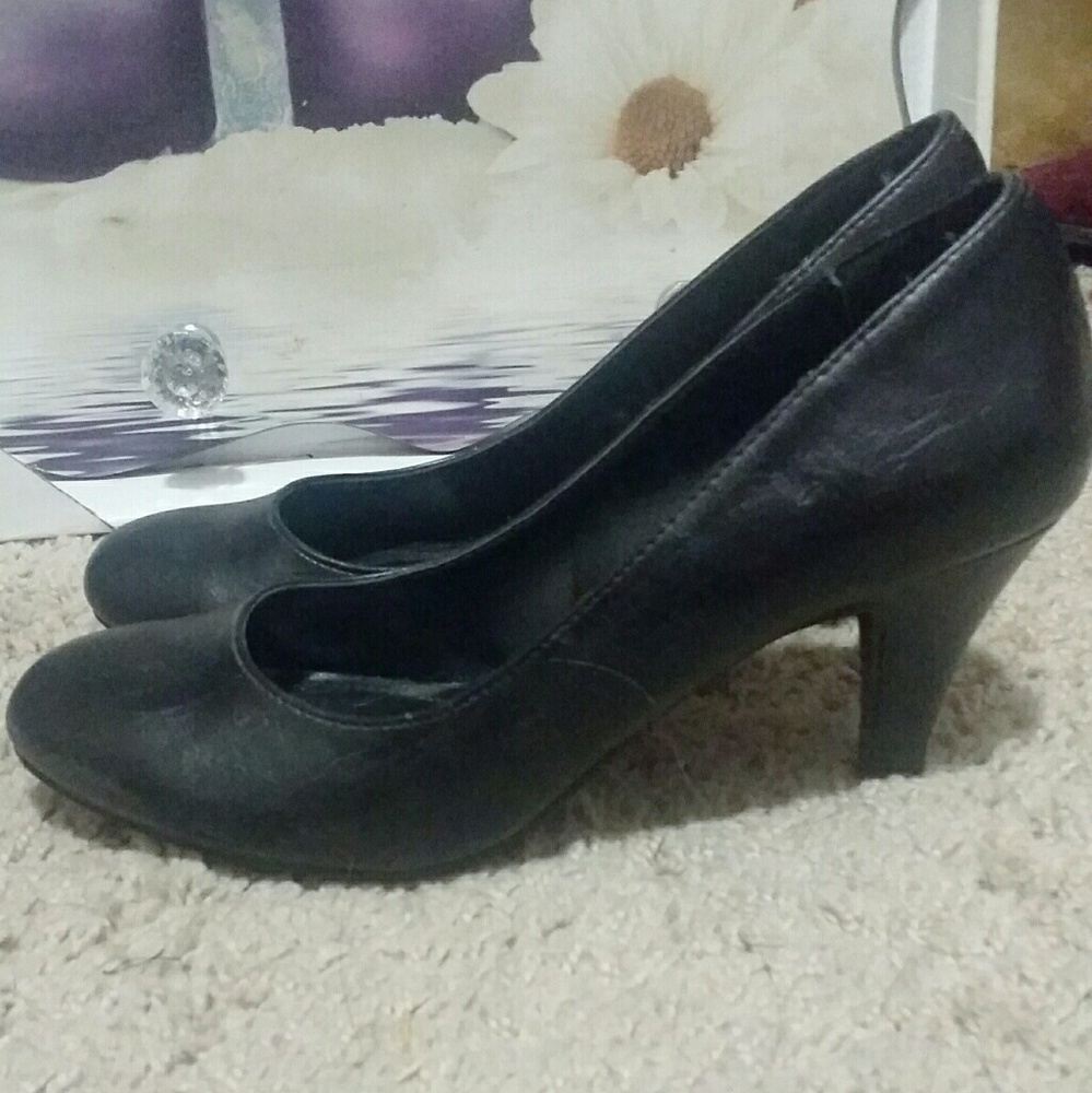 Black classy pumps