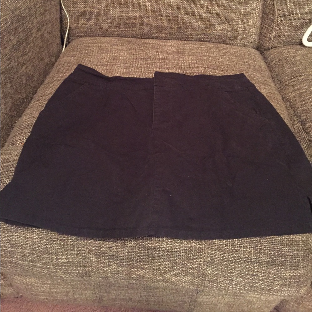 Button fly black skort