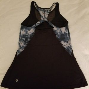 Lululemon size 8 navy blue with sky print