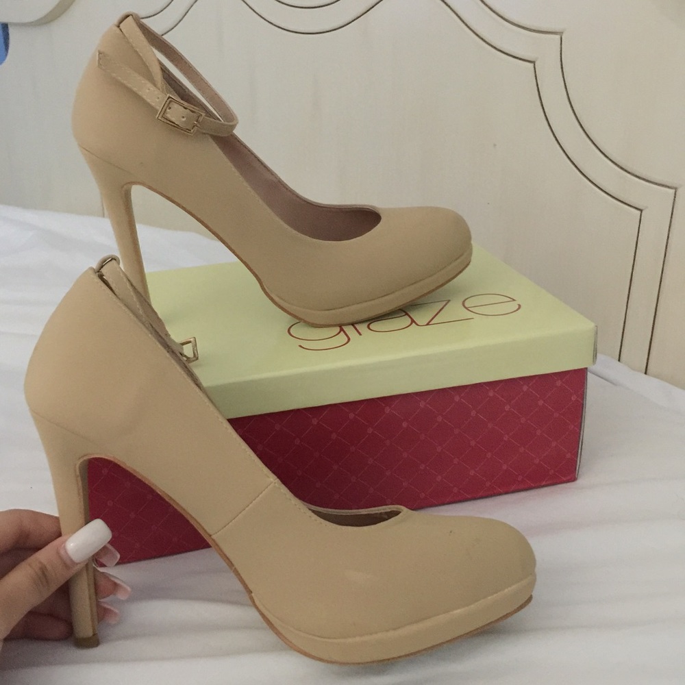Nude pumps
