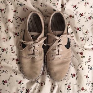 Beige Nike Janoski's