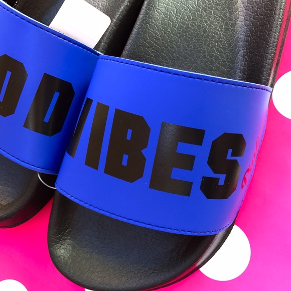 Brand new PINK by Victoria's Secret slippers - Picture 4 of 5