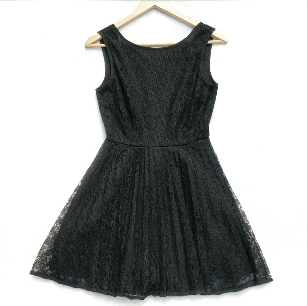 ❤️ 5/$25 Black Floral Lace Flare Backless Dress
