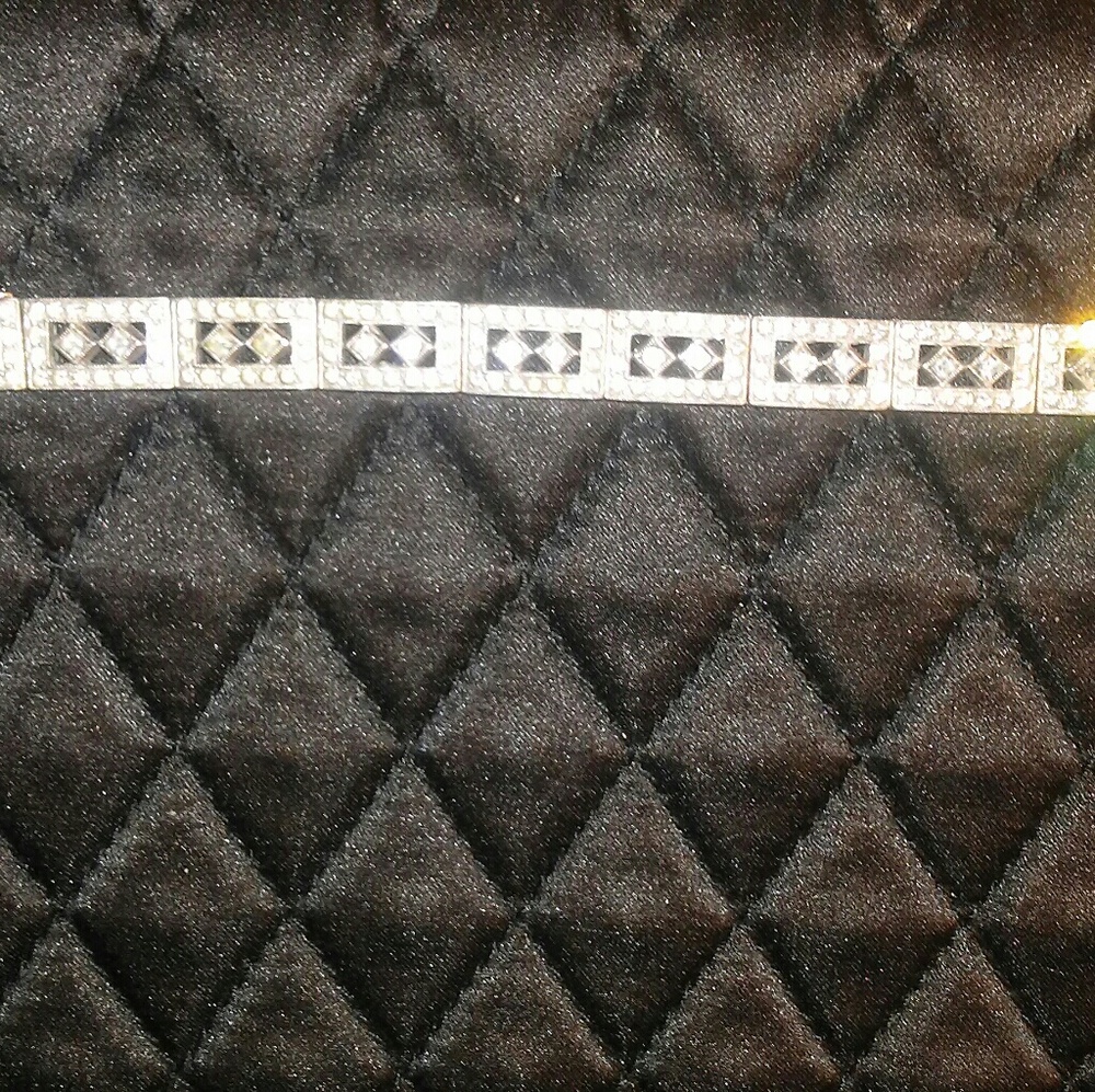 Gorgeous Bracelet (Diamonds not real)