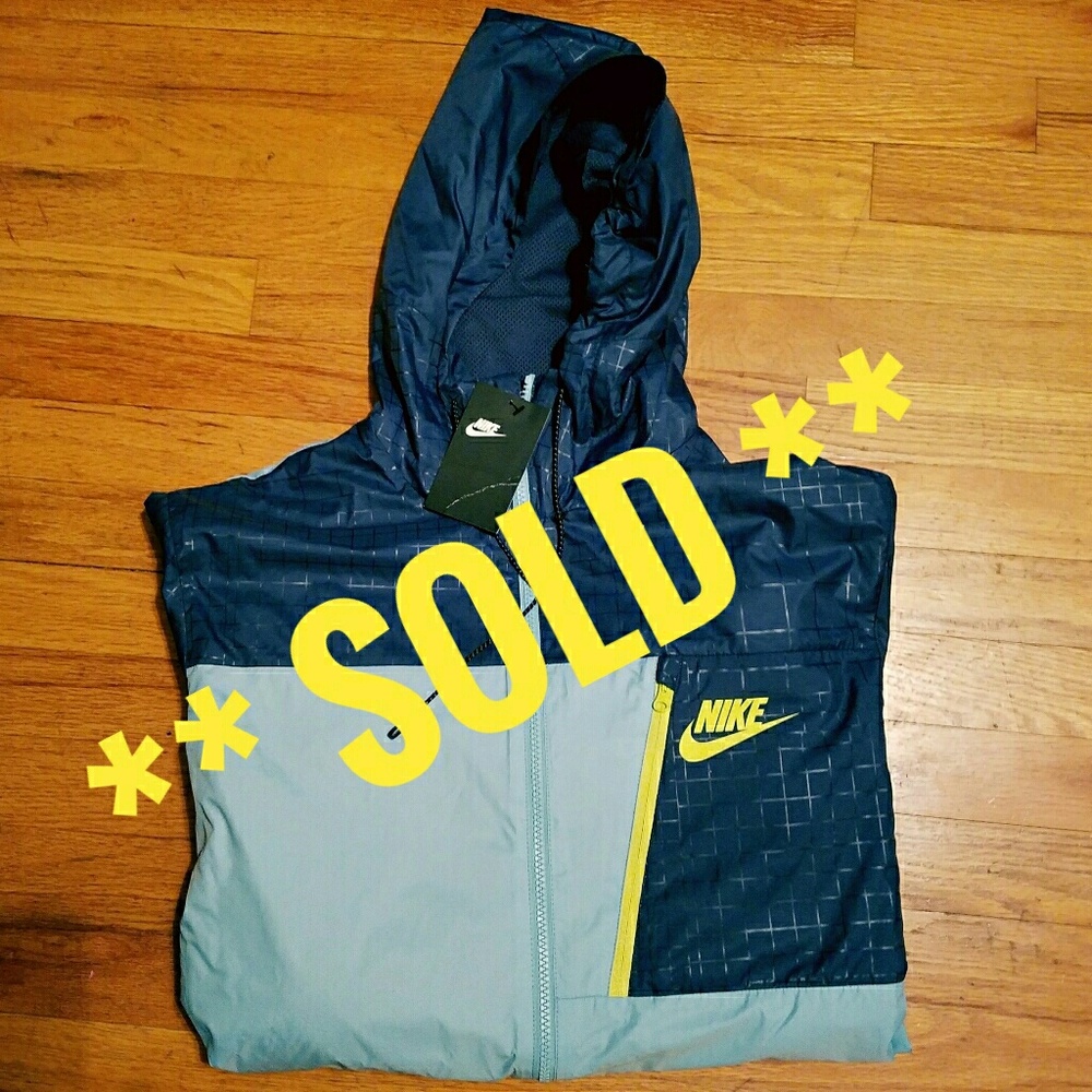 **SOLD** BNWT Nike hooded windbreaker men's Sz Lg