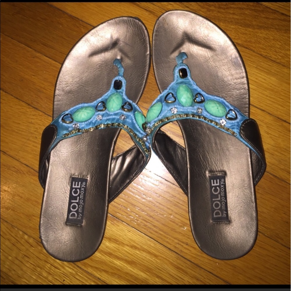 Woman's 8.5 turquoise beaded sandal