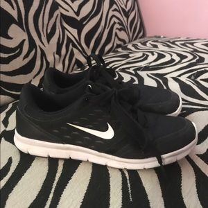 Nike Sneakers Black Size 6.5 US- LIKE NEW!!! 😊😁