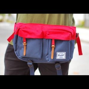 Herschel eighteen hip pack peacoat / coral