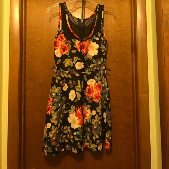 Dresses & Skirts - Sleeveless Floral dress