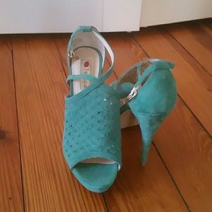 Two Lips Shoes size 8