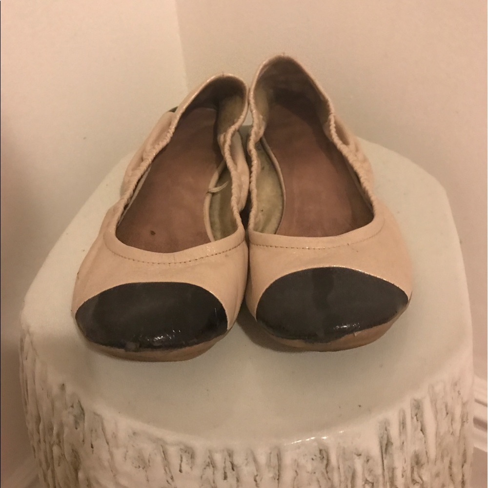 Gap cap-toe flats
