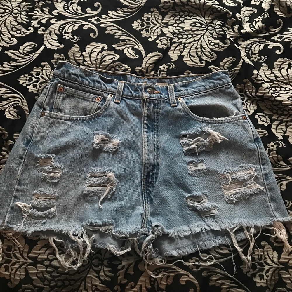 Distressed high waisted Levi shorts
