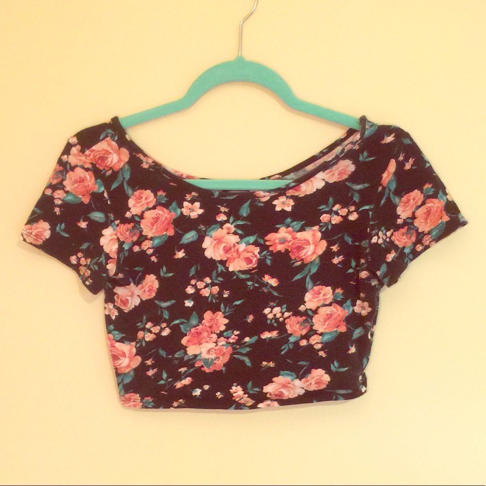 Black floral short-sleeved crop top