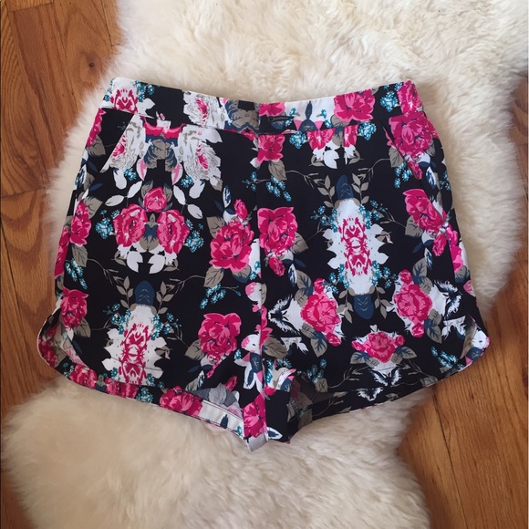 Forever 21  Exclusive Spring style shorts - Picture 1 of 1