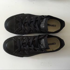 ALL black (short) converse