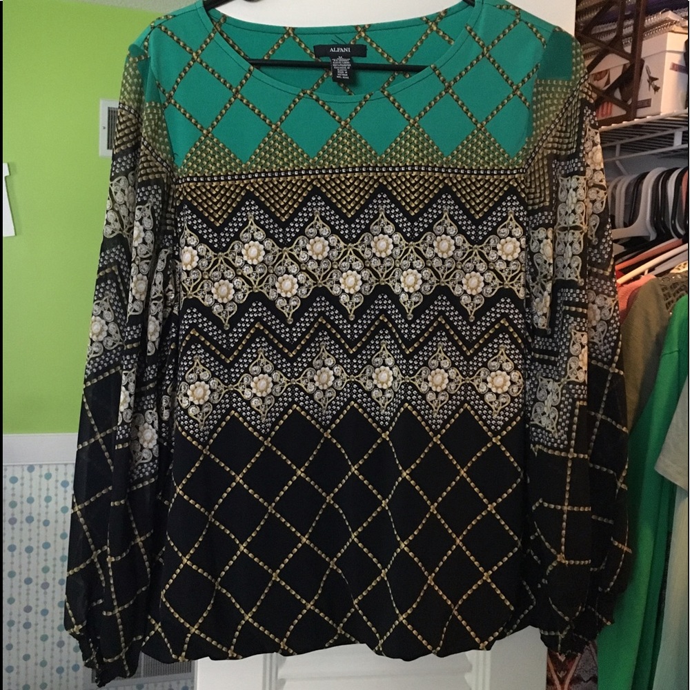 Size medium blouse - Picture 2 of 3