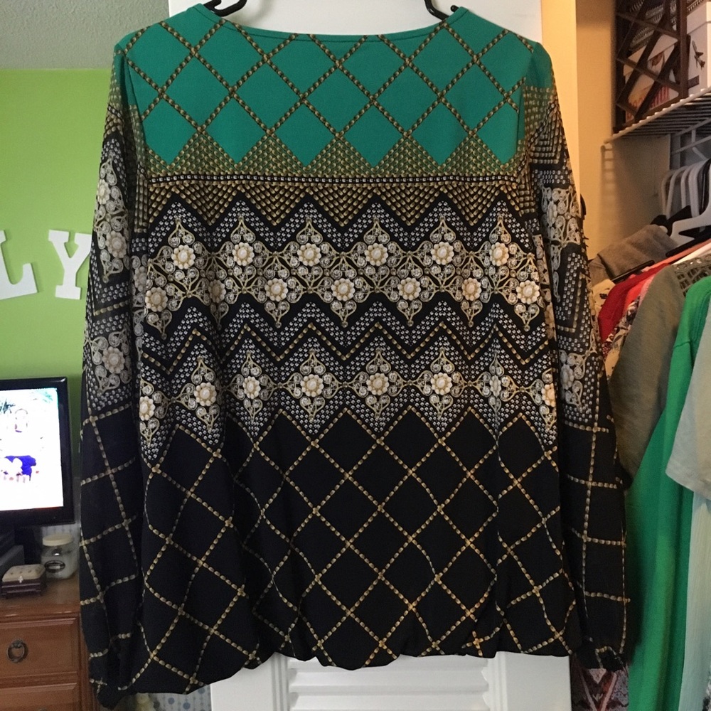 Size medium blouse - Picture 3 of 3