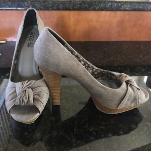 Kenneth Cole Reaction open toe pumps  sz 8