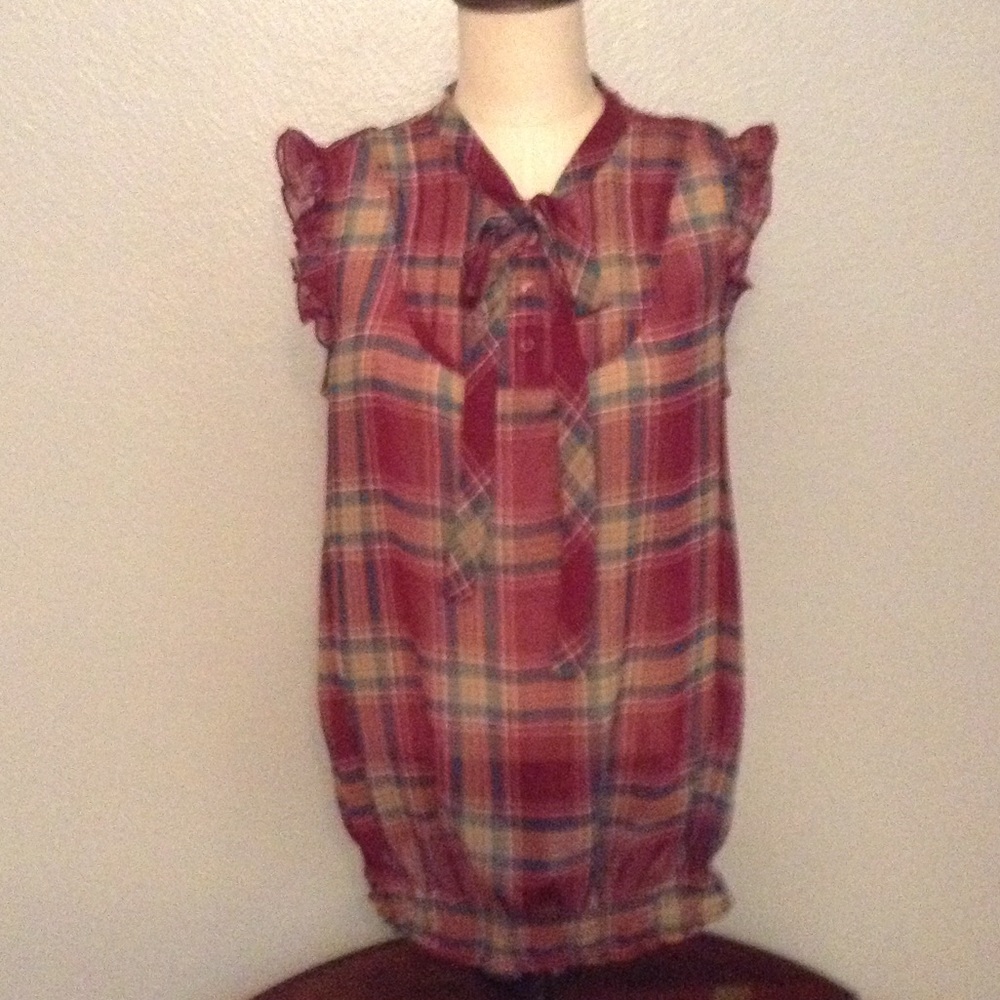 Sleeveless shirt with tie collar