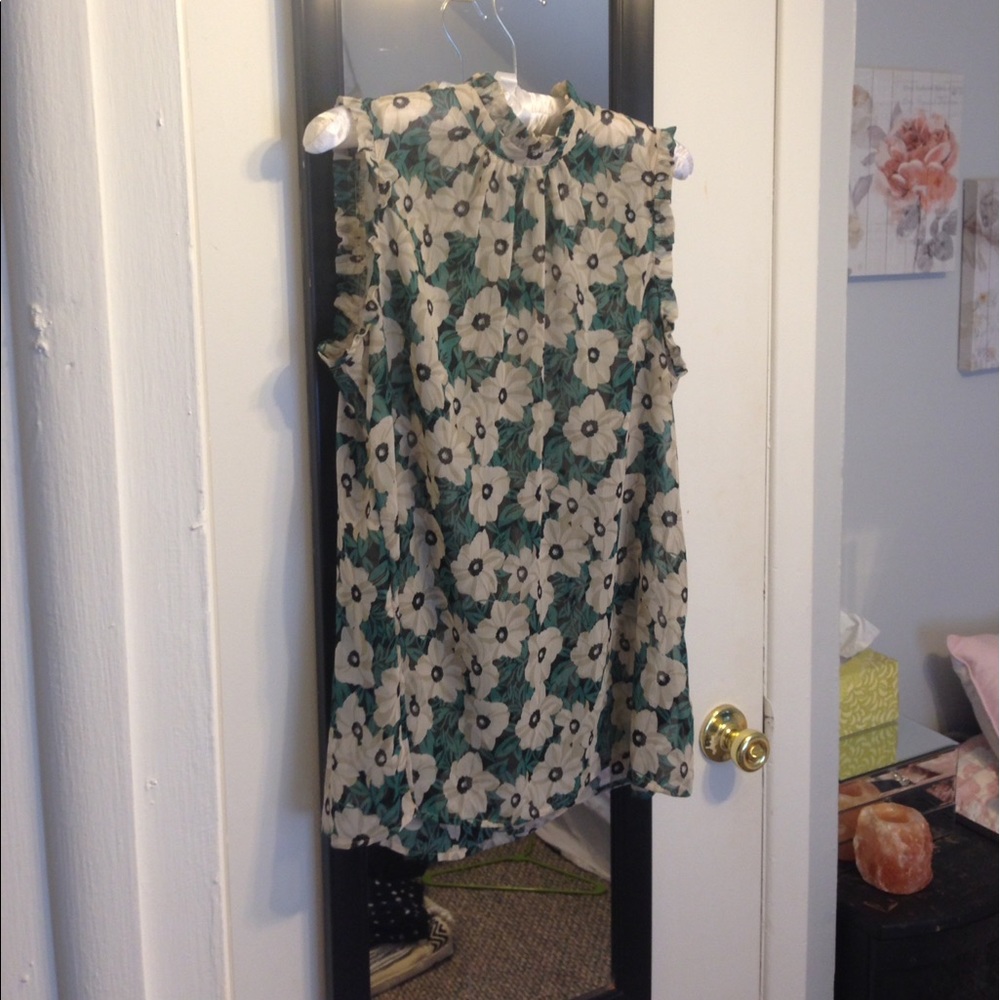 Mock neck sleeveless shirt