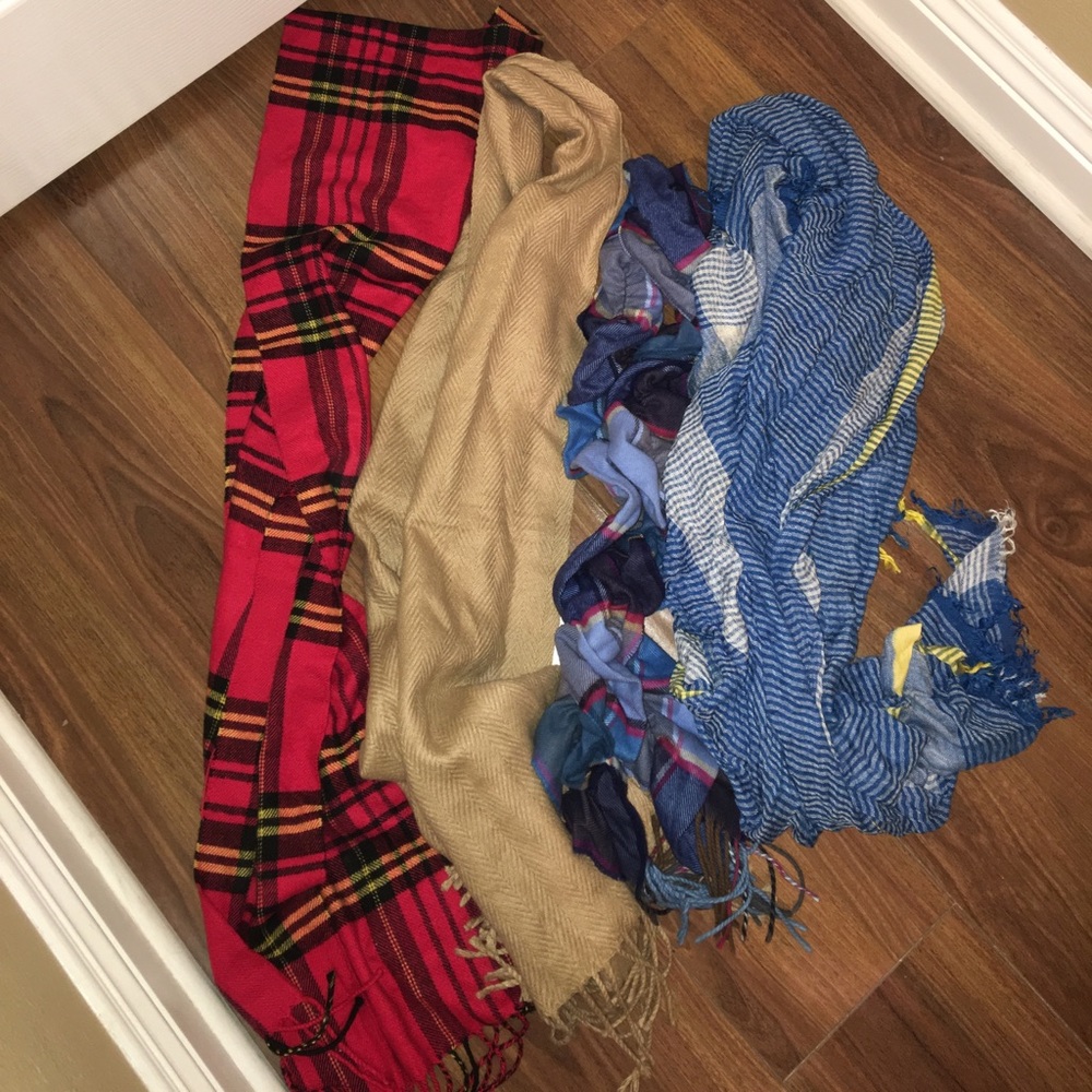 Bundle of 4 scarfs!