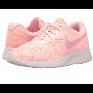 Nike Tanjun Sneakers