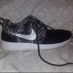 Womens Nike Rosche Size 7