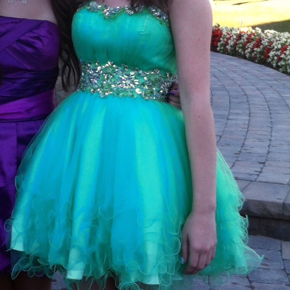 Super cute short homecoming/prom/formal dress!