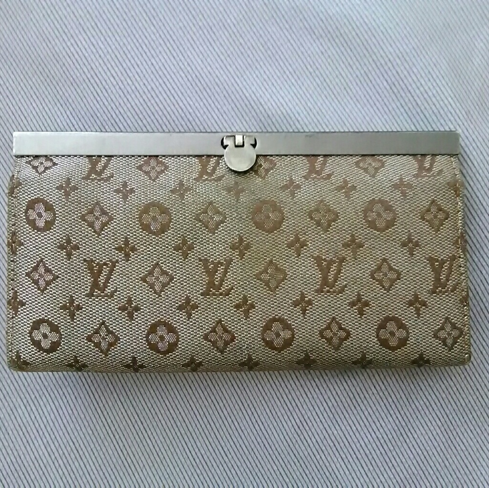 Cute silver LV clutch