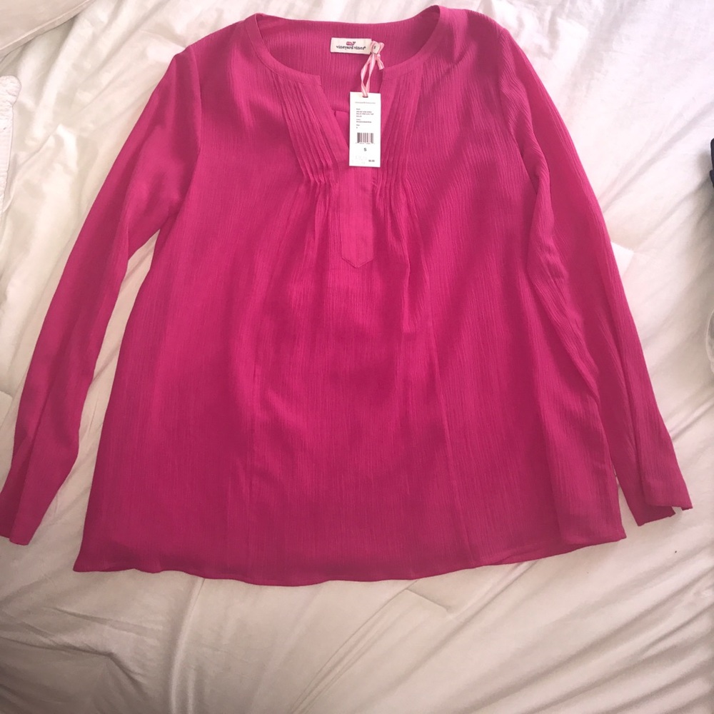 Vineyard vines pintuck top in small