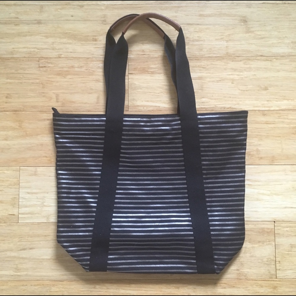 🍃Chic Metallic Zip Tote