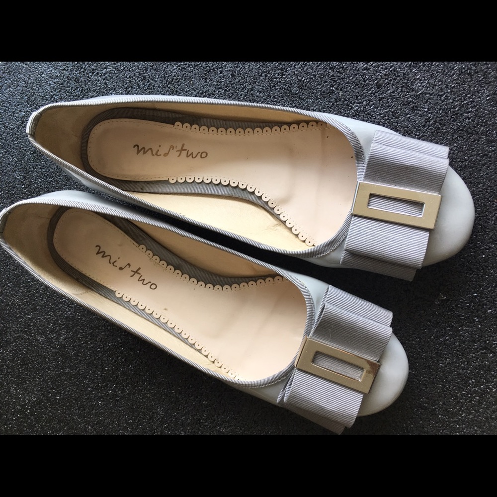 Low heel leather ballet style pumps