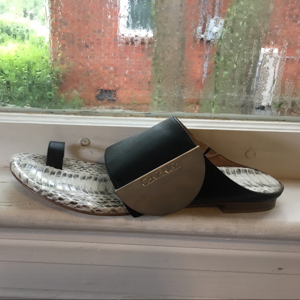 Calvin Klein size 6 black leather/snakeskin sole