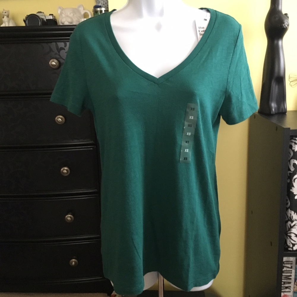 NWT Sonoma V-Neck Everyday Tee