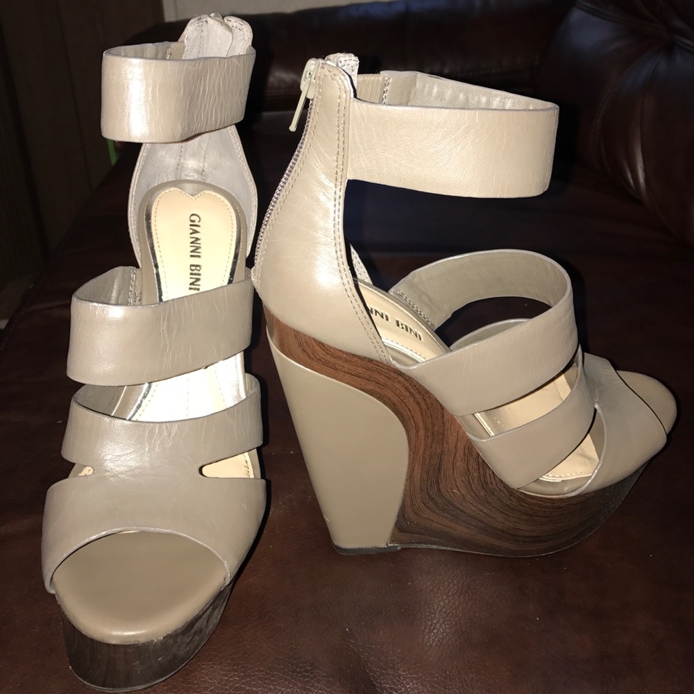 New Gianni Bini high wedge Open toe shoes