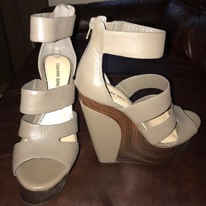 New Gianni Bini high wedge Open toe shoes