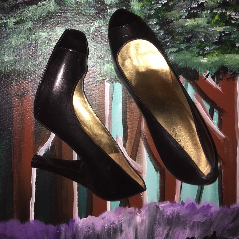 Black pumps
