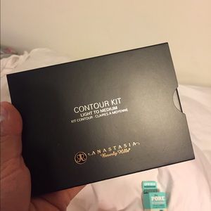 Anastasia light to medium contour kit
